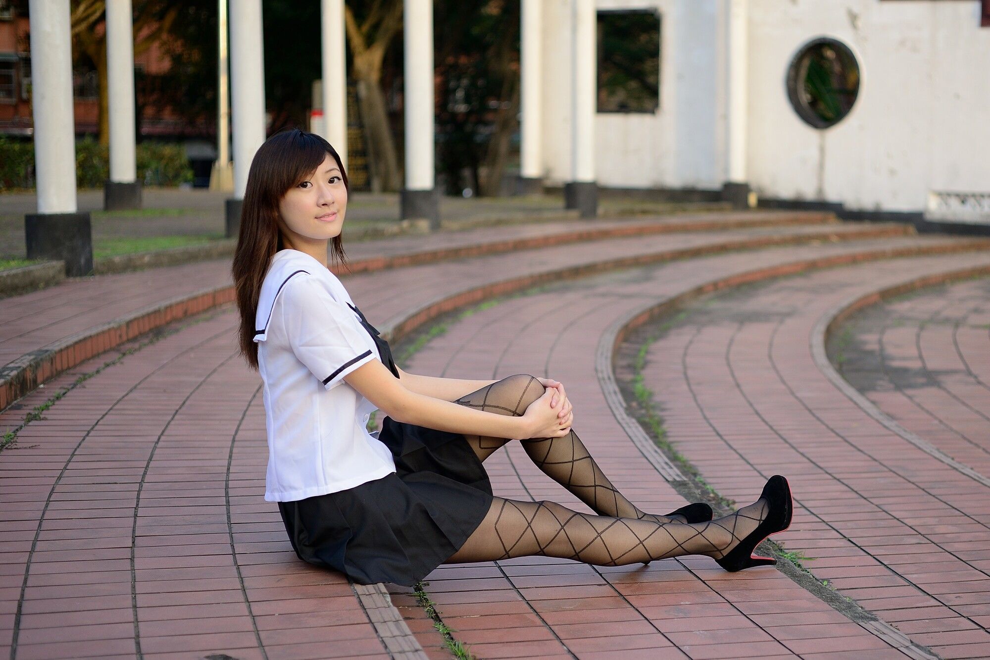 台湾美女林茉晶校园写真:绿荫底下下的纯情少女,翘首盼郎君