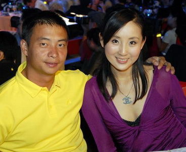 体操冠军李小双现状:45岁满头白发显沧桑,身价过亿却没孩子