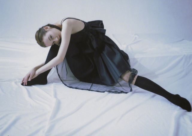 热巴再次挑战底线,大胆摆"一字马"拍照,女神气息浓