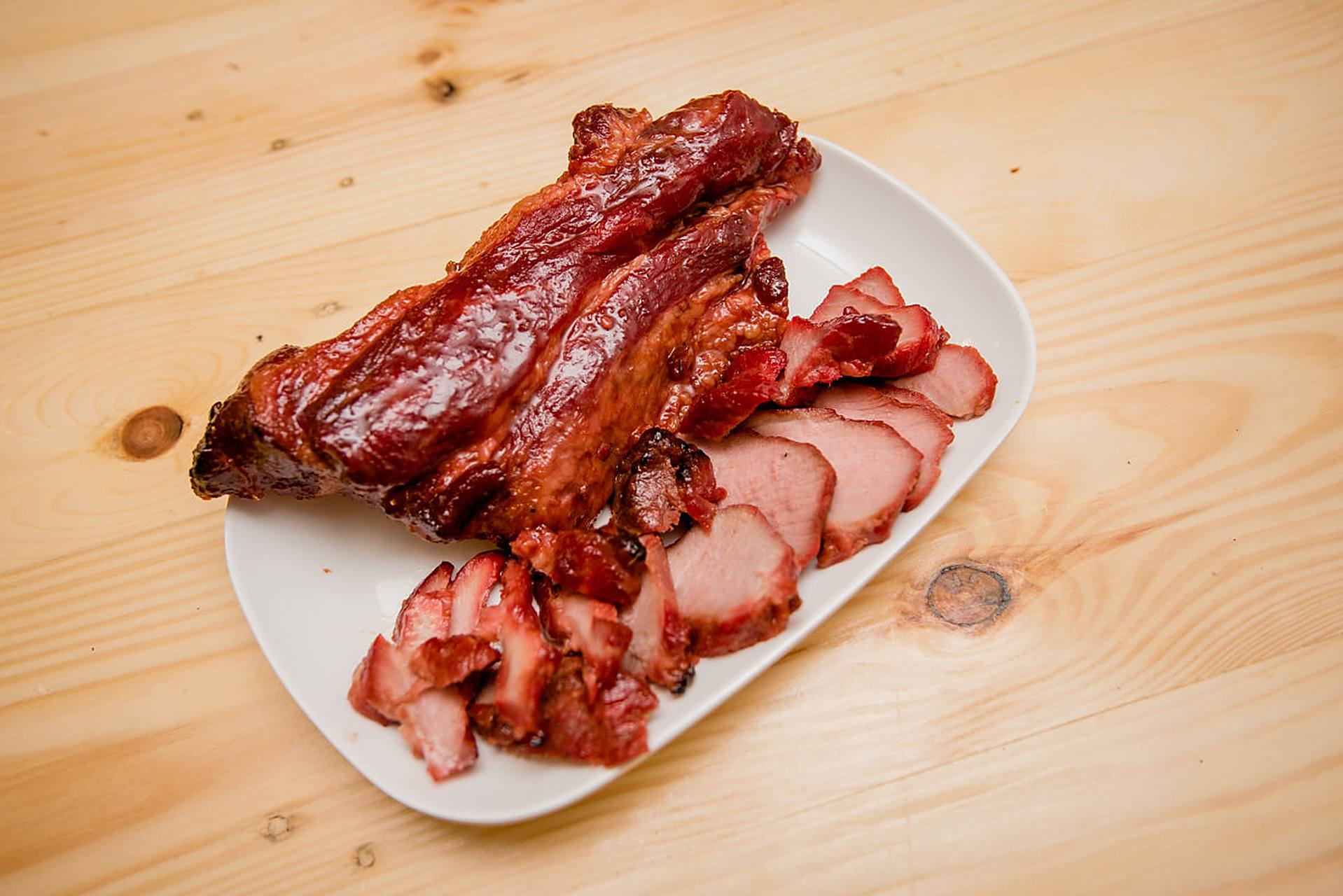 叉烧肉是一道深受人们喜爱的中式烤肉菜品,它的味道醇厚多汁,做法简单