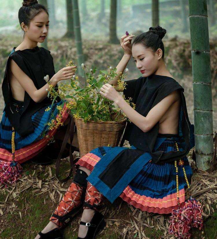 着以红蓝色调为主的齐膝百褶裙,无论老幼,白裤瑶女子都没有人会穿内裤