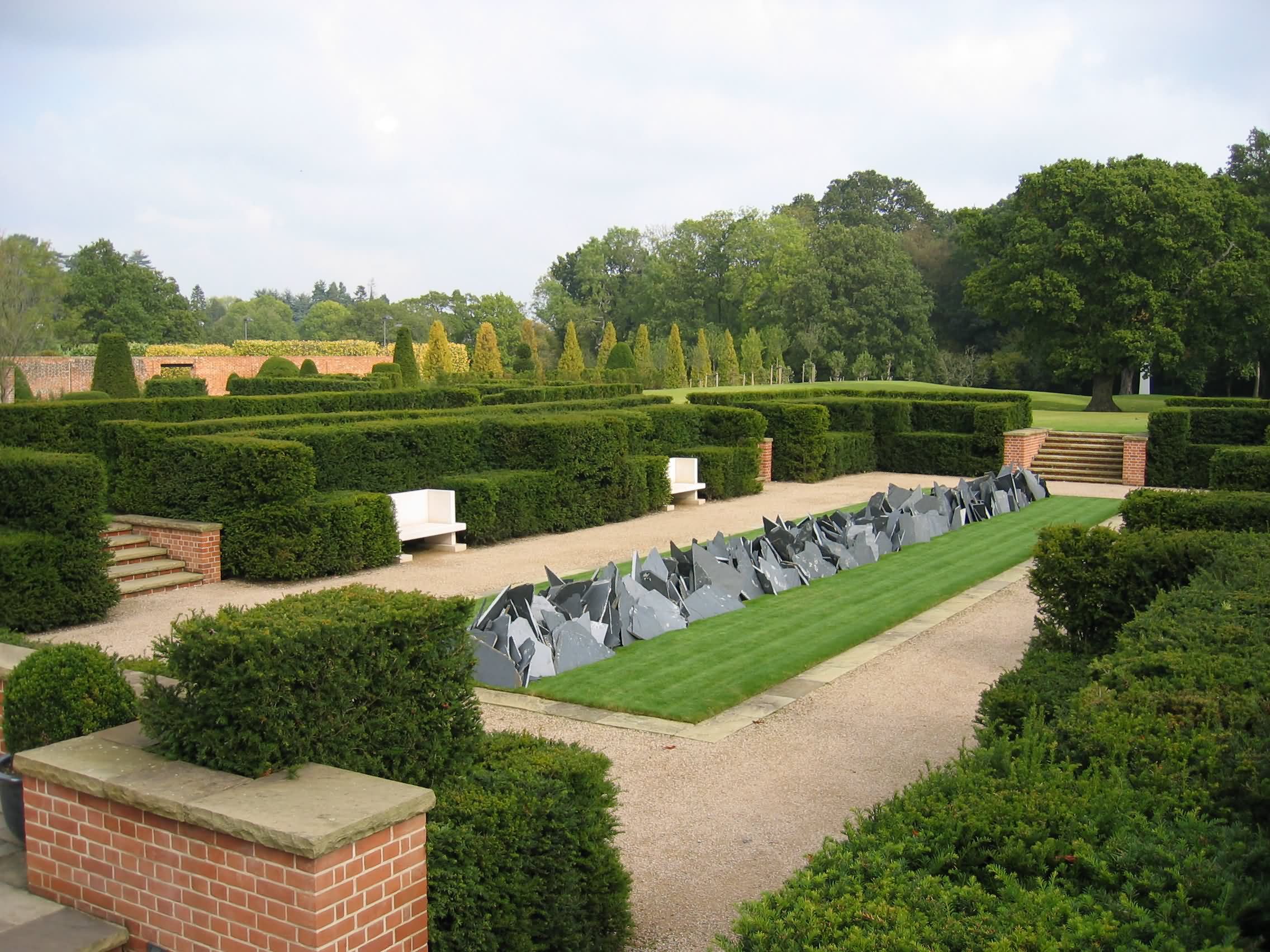 现代英式别墅庭院,草坪与造型树 转载自百家号作者:设计间谍