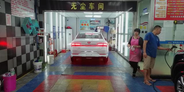 先给爱车洗白白了,干干净净的再进入无尘车间美容.