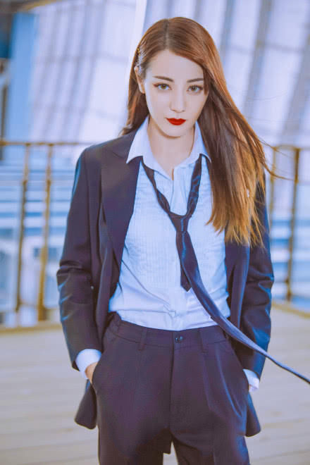 热巴穿西装拍写真,但谁注意她单手解领带的动作?网友:宝藏女孩