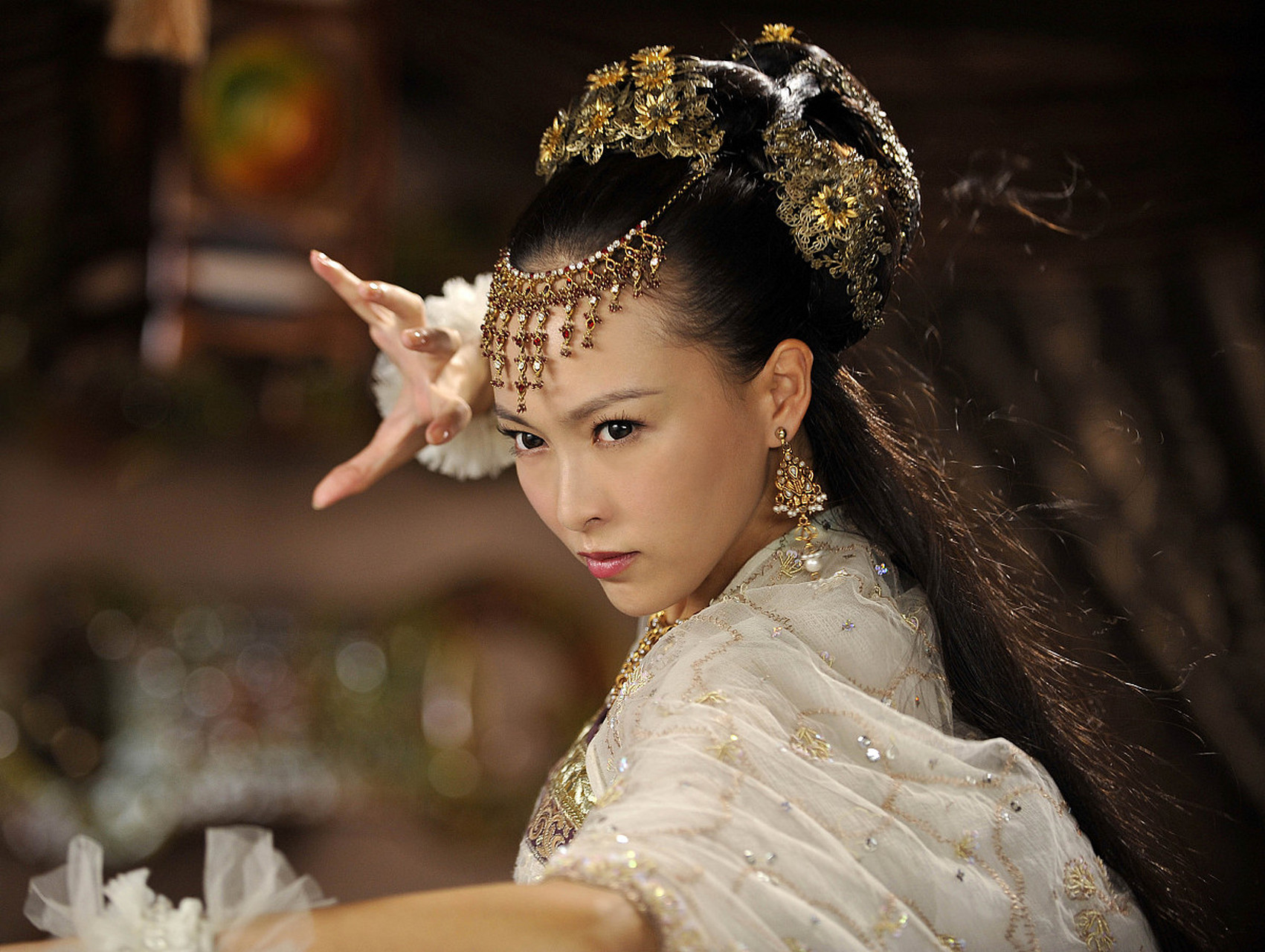 唐嫣cos狂飙大嫂,复古港风短发外加标志性红衣,大家觉得唐嫣和高叶在