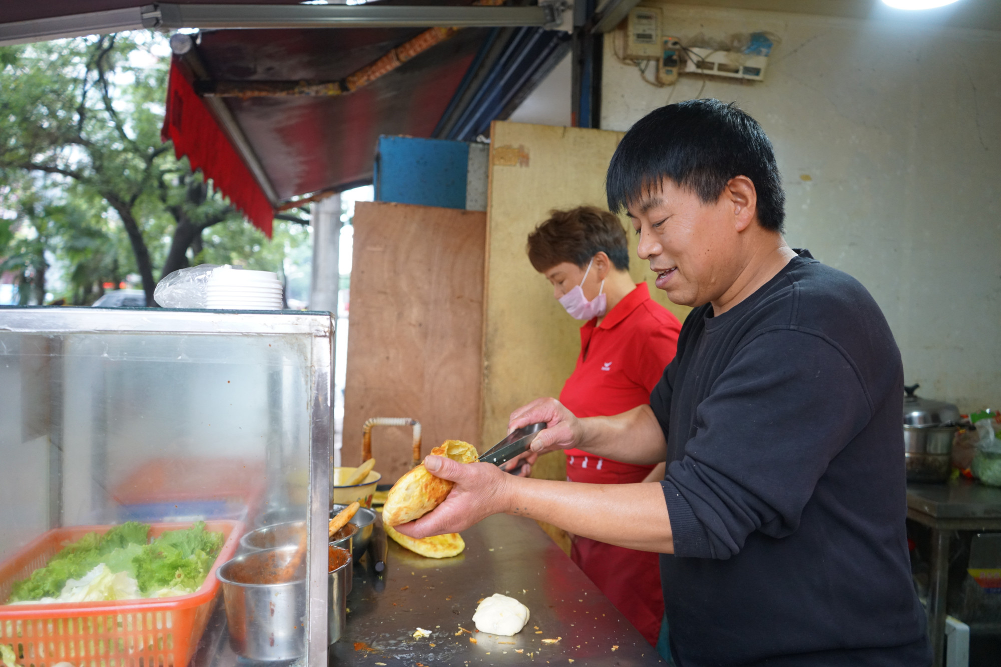 50岁夫妻路边卖鸡蛋饼6年,一天能卖500张,年流水近100万