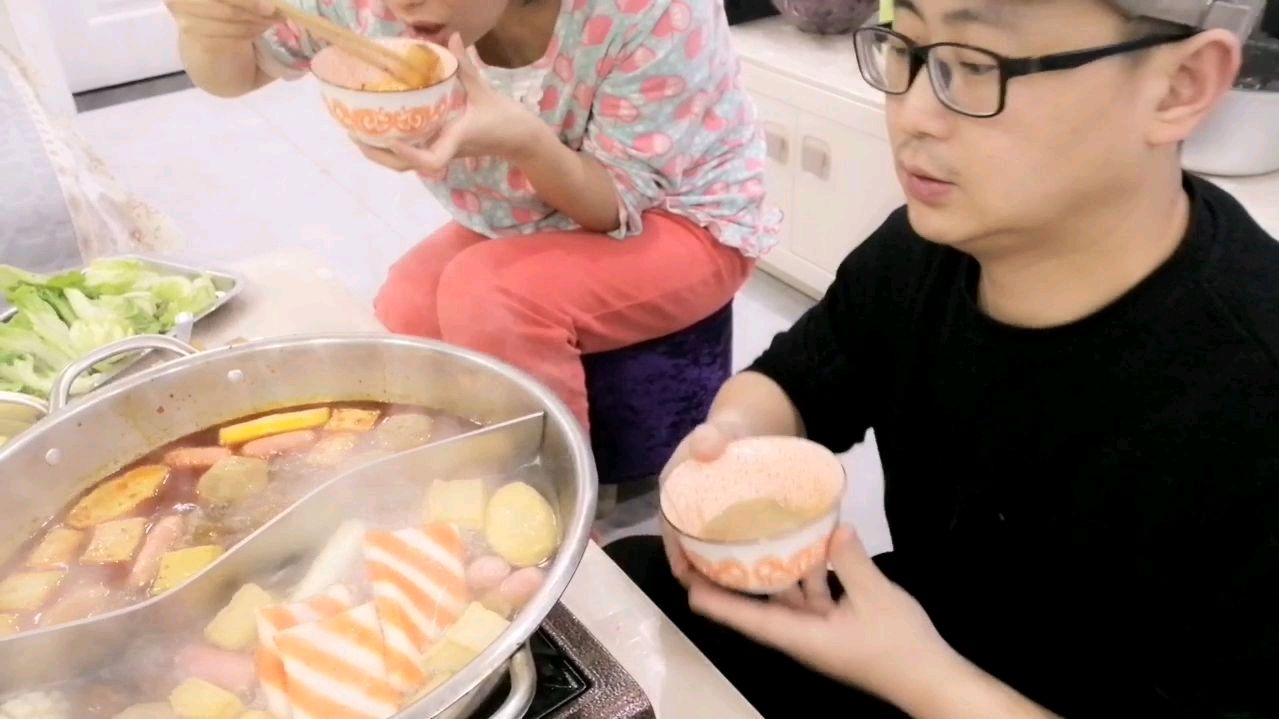 吃着心爱的小火锅,小两口简单的食材,吃出大餐的味道