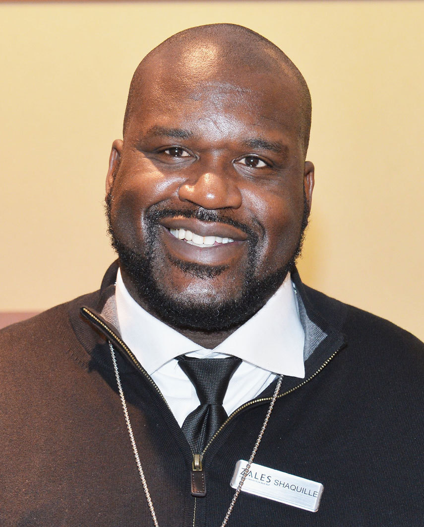 nba巨星奥尼尔现身纽约某品牌珠宝店,为他个人签名系列的珠宝钻石饰品