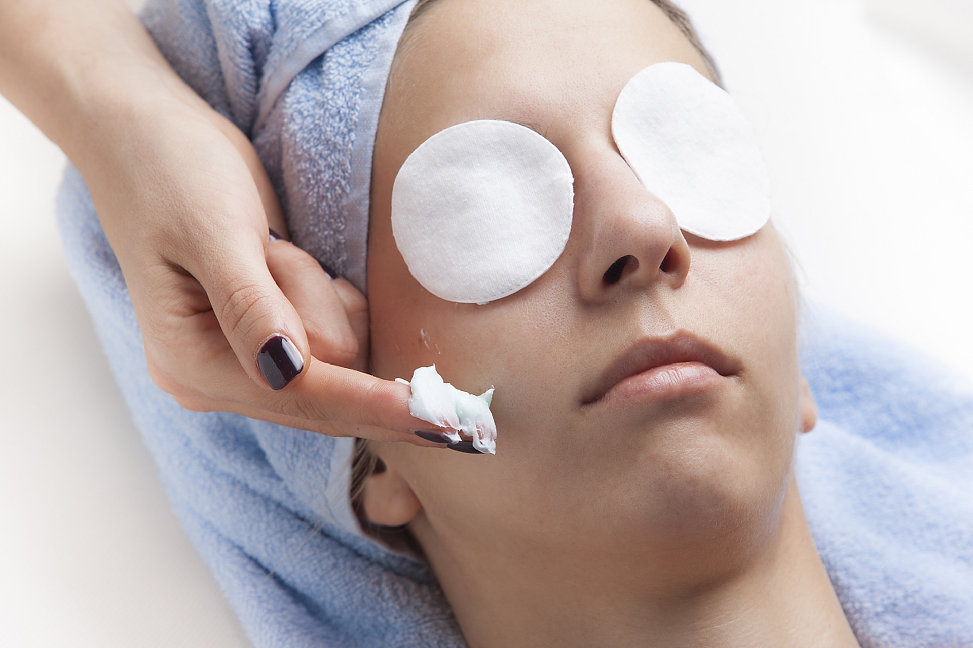 盐水敷眼睛  盐水敷眼睛可以帮助缓解眼部疲劳和眼睛肿胀的症状,但