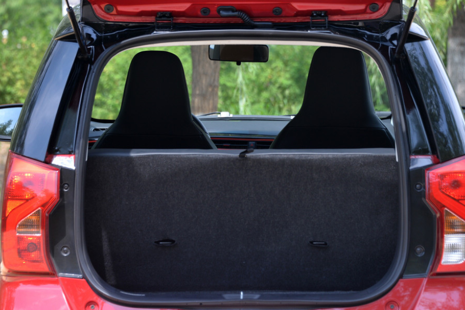 后备箱放4～5个行李箱没事.后备箱空间很大,放一台液晶电视无压力.