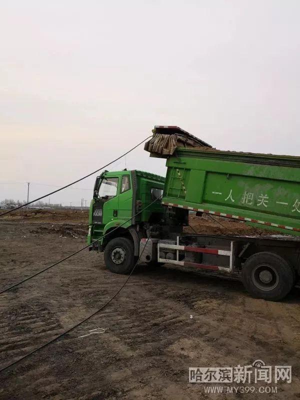 翻斗车卸货刮断10千伏高压线丨 300余户停电,电力工人4小时抢修恢复