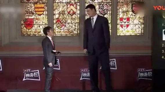 撒贝宁问姚明: 你怎么考的驾照, 什么车能装下去你啊?