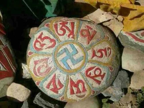 深入剖析:从本质对比本教与佛教