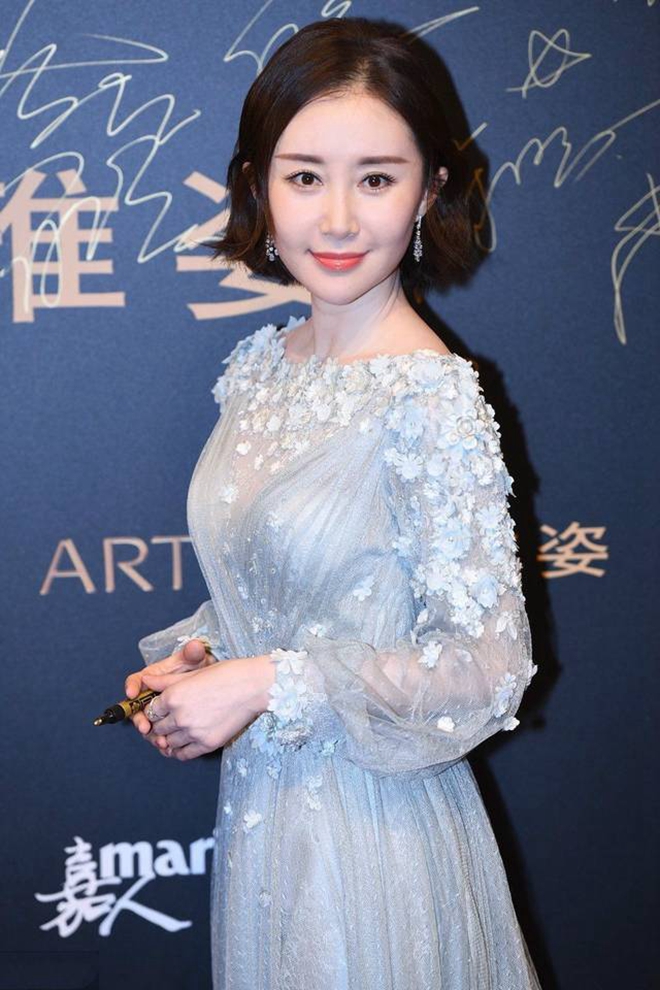 不愧是最美童星!早期出席活动的舒畅,一抹低胸长裙散发女人味