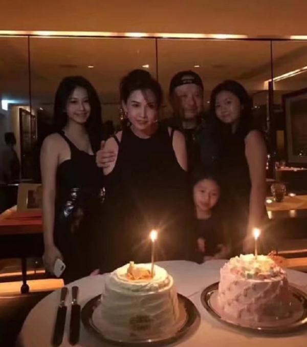 邱淑贞罕见晒全家福,一家五口齐入镜,人生双赢让人嫉妒