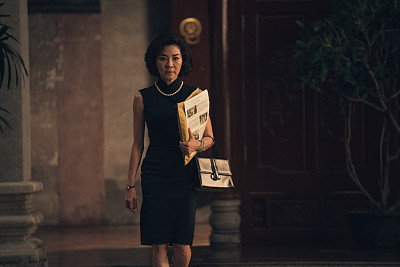 杨紫琼旗袍造型展示东方美,手执毛笔秀书法变"黑帮家姐"