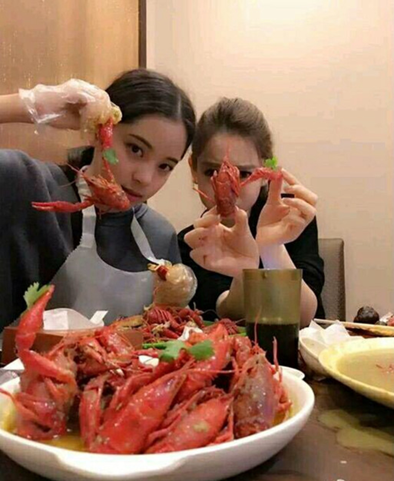 明星吃小龙虾,贾玲满脸愁容,陈乔恩霸气,最后一个太浪费了!