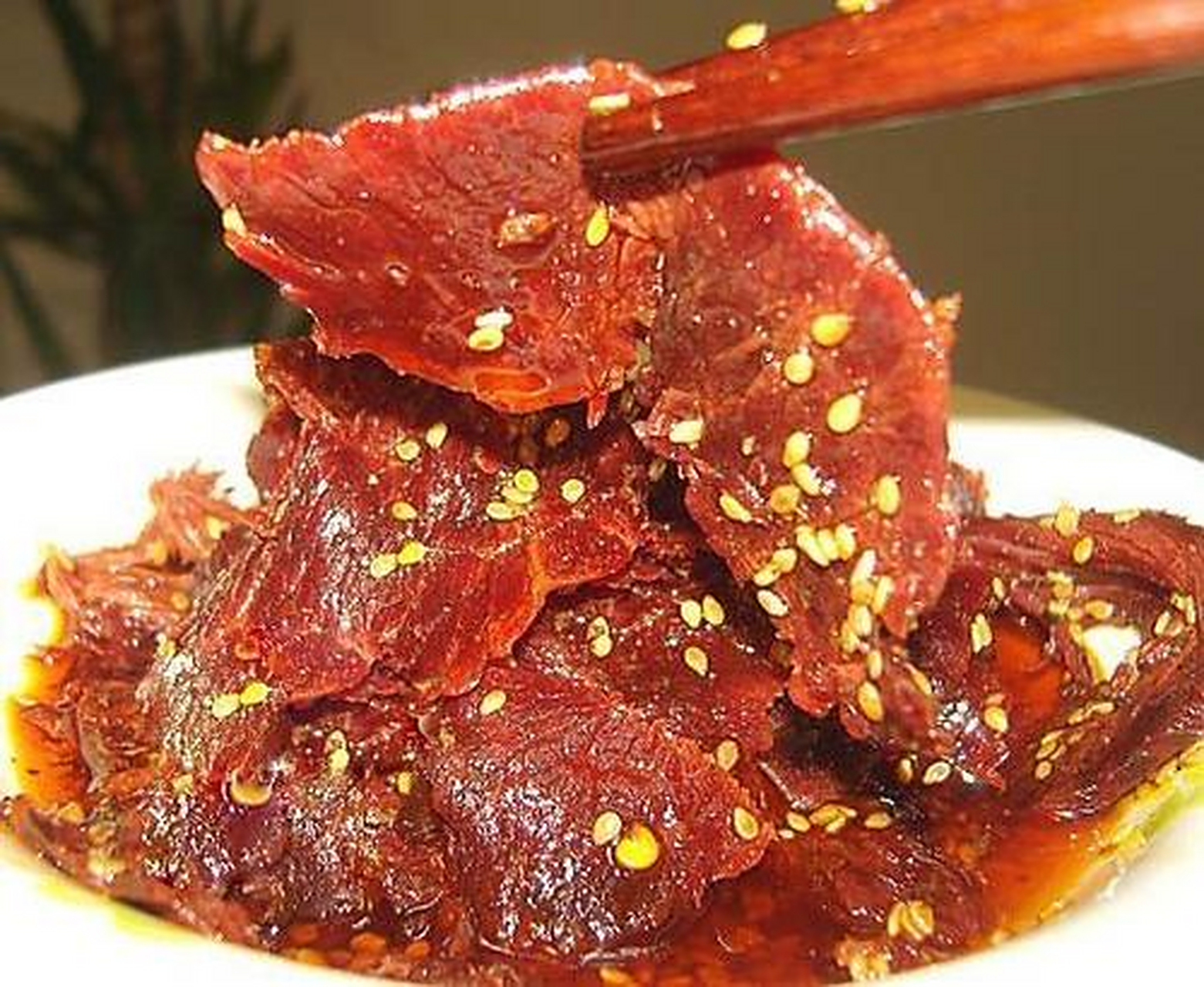 火边子牛肉是古老盐都四川自贡市汉族传统名菜,以质优味美,片薄如纸