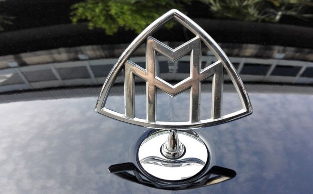 劳斯莱斯,宾利和迈巴赫,谁的车标更贵?车主:够买一辆车了!