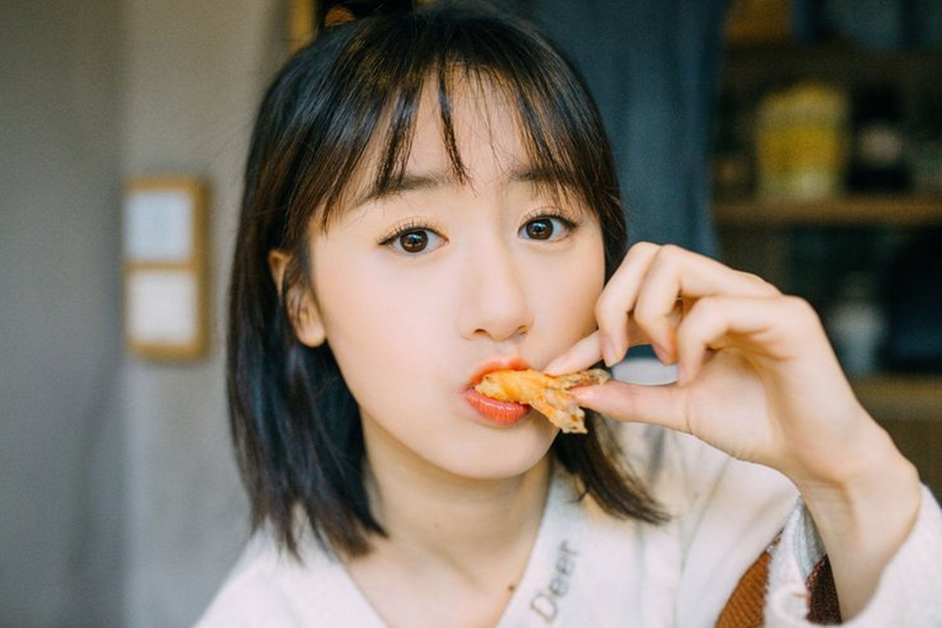 袁冰妍全新写真化身"吃货少女" 短发散落显可爱