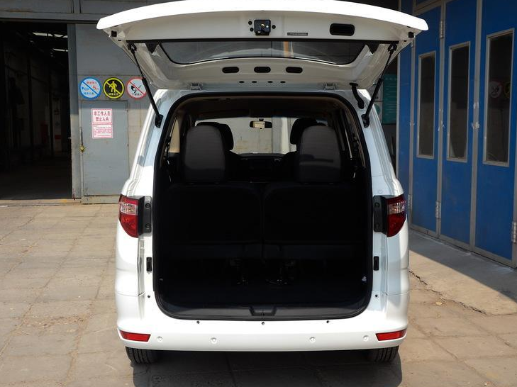 金杯f50外观比较犀利,内饰风格时尚,很受年轻人欢迎