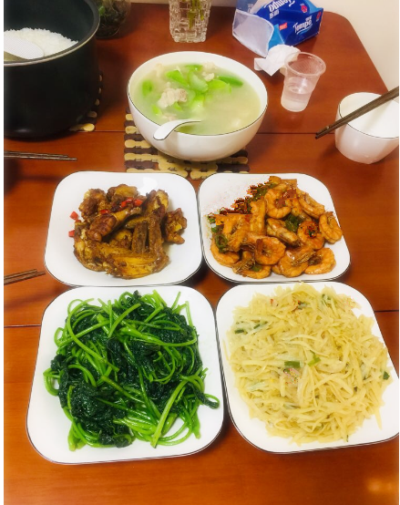 問:當產婦和家人坐一桌吃飯是什麼感覺?產婦:好想夾他們的辣椒