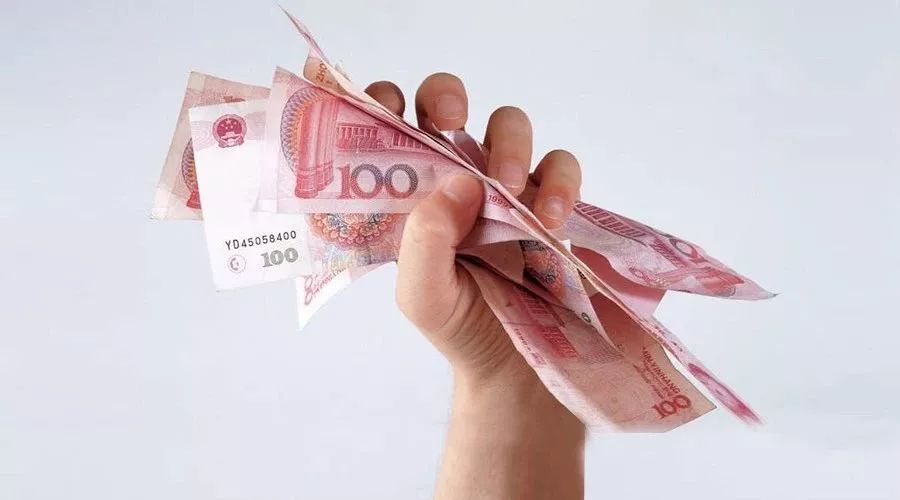 惊!女子挪用公款被开,一招让多名男子给她疯狂打钱!