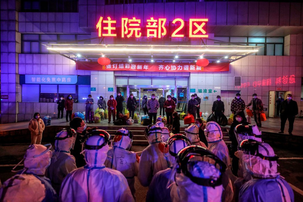 武汉一家医院的病人正在等待被转移到雷神山医院,这是一家新建成的医疗中心,用来应对在这座城市暴发的疫情。