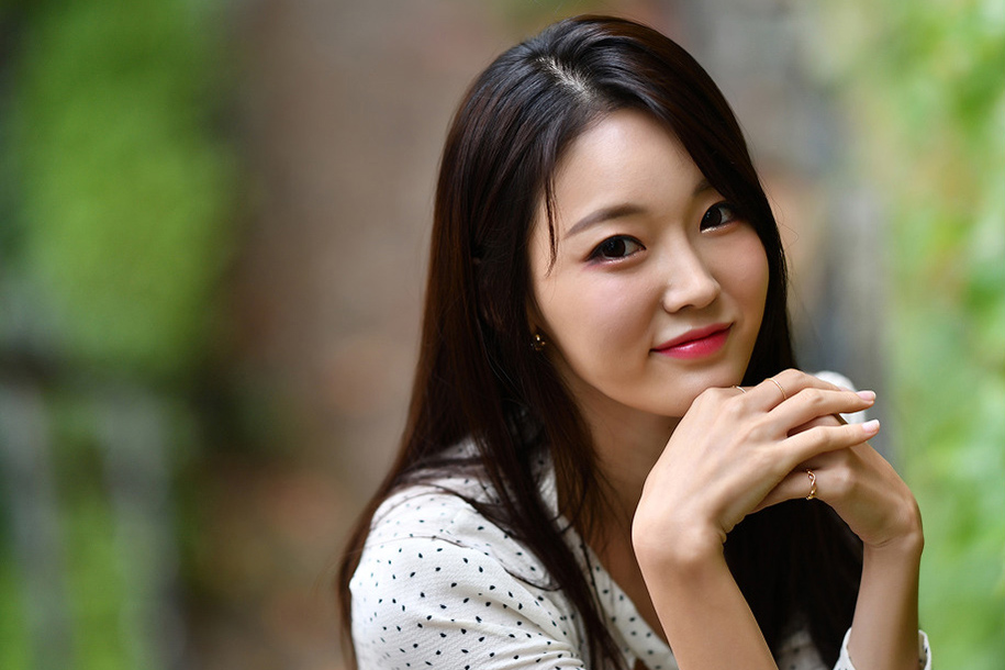 一个穿着波点连衣裙的美丽姑娘