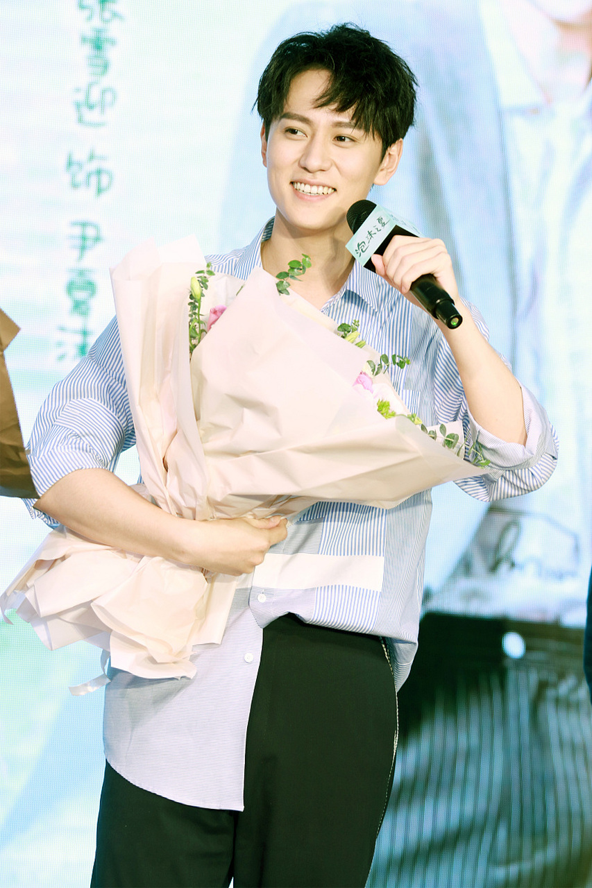 曾和杨紫分手,深陷胡辣汤事件,现和女制片人互动亲密惹热议 毕业于中