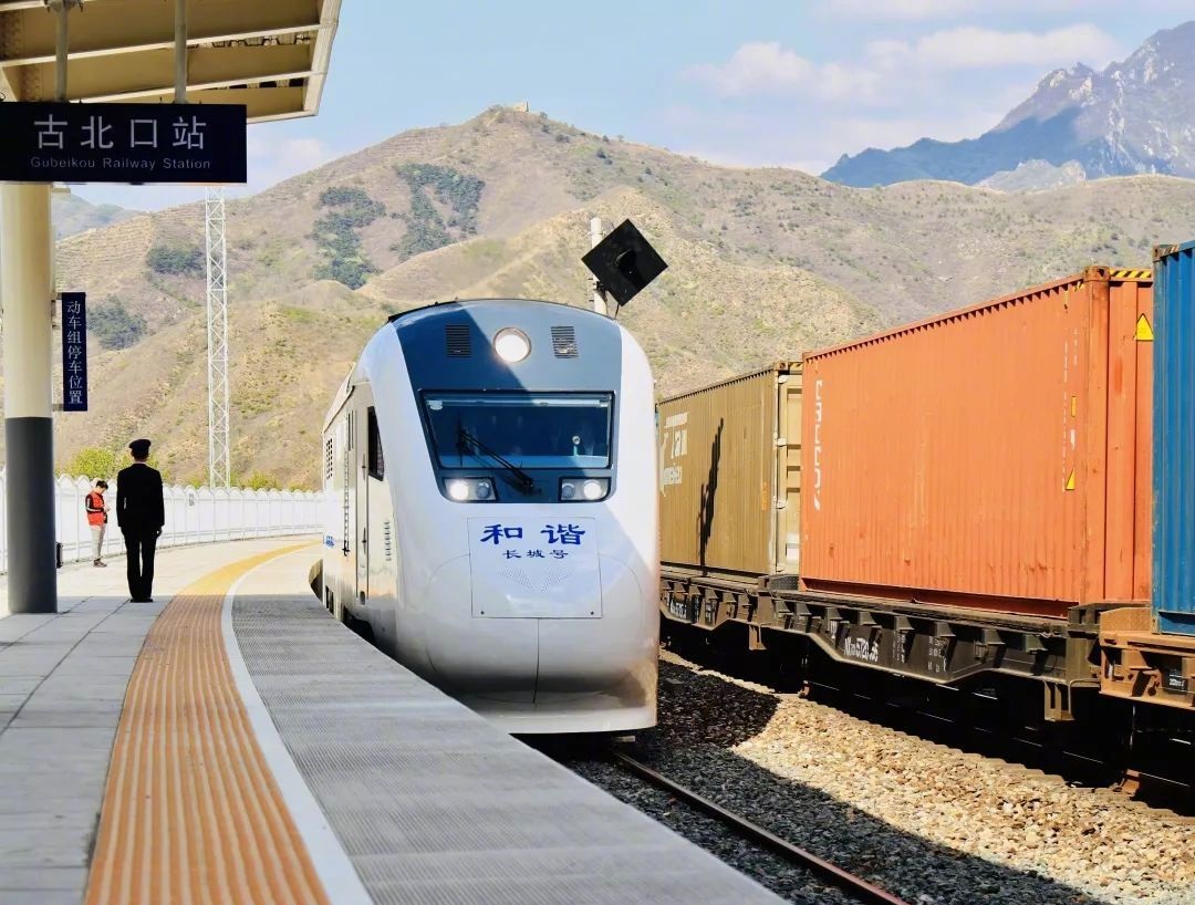 北京市郊铁路怀密线成为热点:一线城市非常罕见的崇山峻岭景观