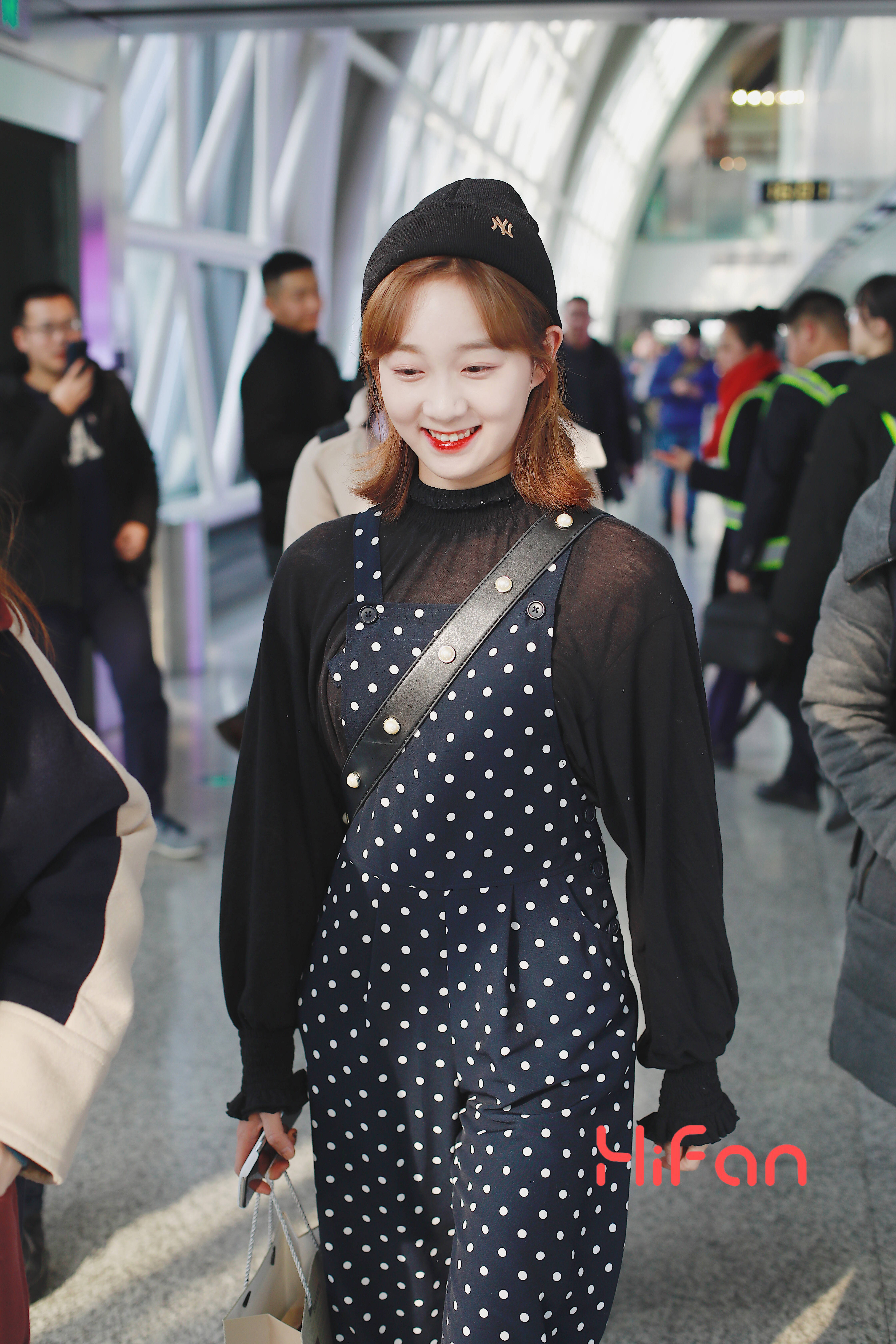 李子璇穿黑衣搭配黑白波点背带裤现身机场,皮肤白皙笑容灿烂