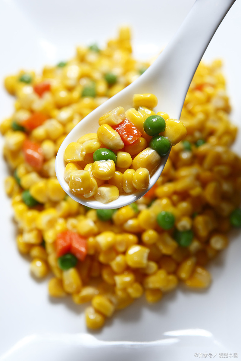 松仁玉米是一道美味可口的家常菜,烹饪时有一些窍门如下:1.