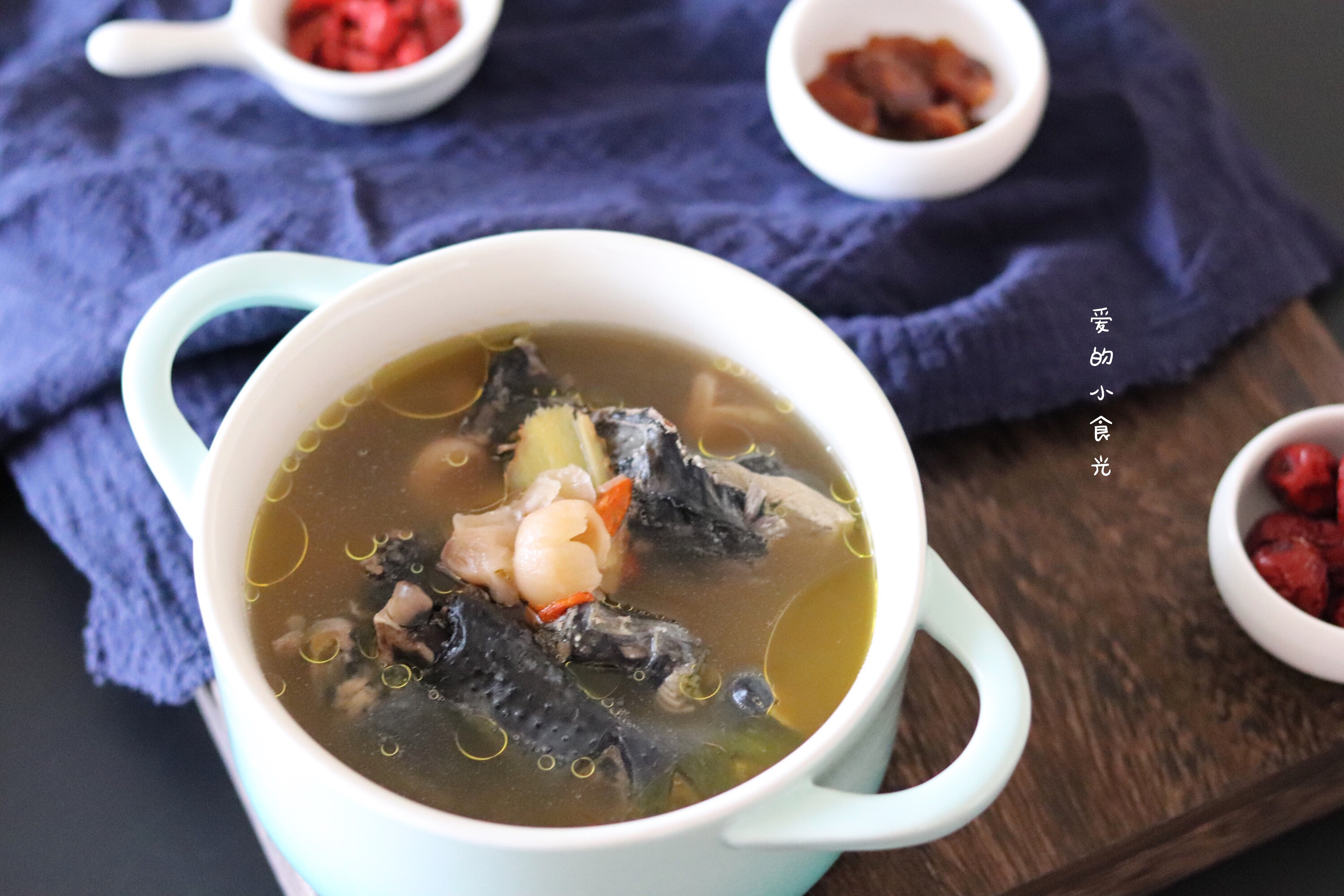 红枣能补中益气,养血安神;枸杞可滋肝养肾;乌鸡有补虚劳和养血益精的