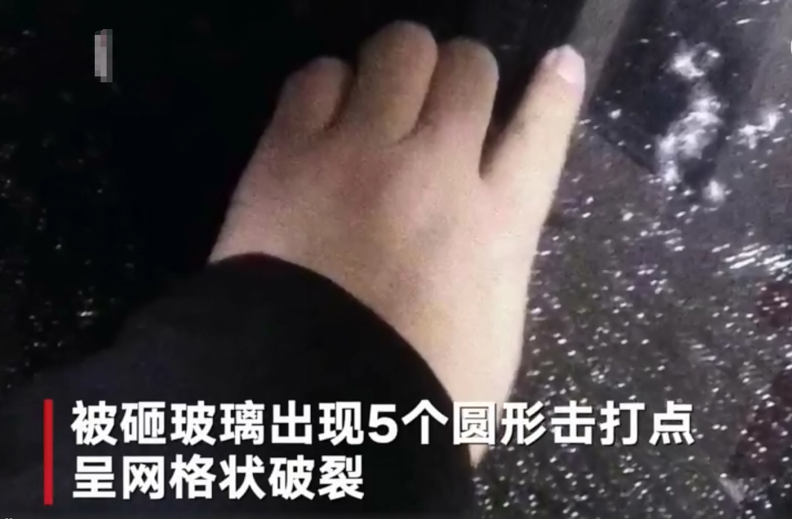 情侣列车上吵架,女孩抄起消防锤砸列车玻璃,女孩:他说让我出去