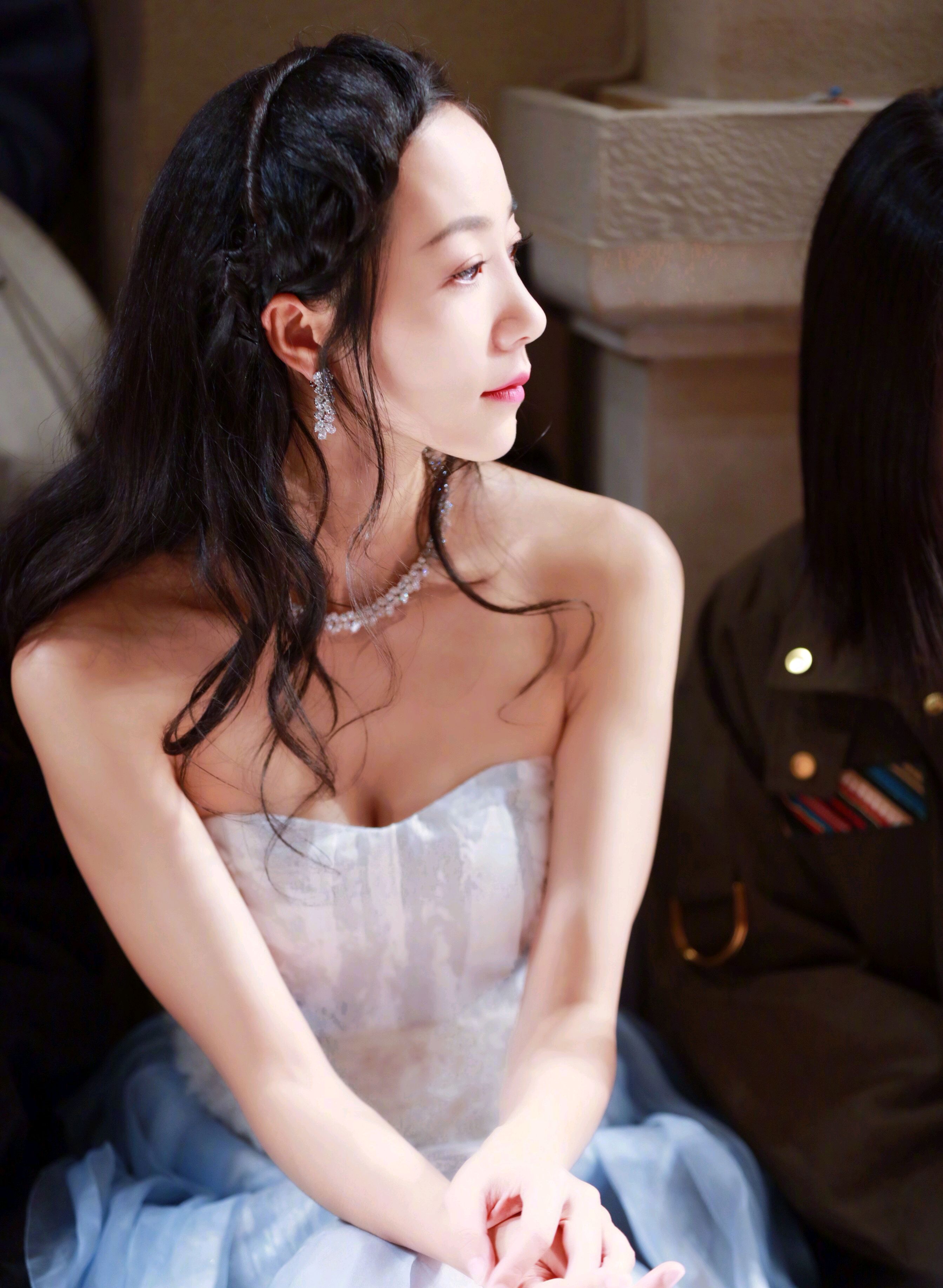 韩雪罕见抹胸开衩裙,闪闪的配饰和精致的编发,优雅迷人