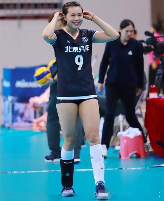 身材高挑长相甜美,女排曾春蕾惹人喜爱,就想如何打好每场比赛