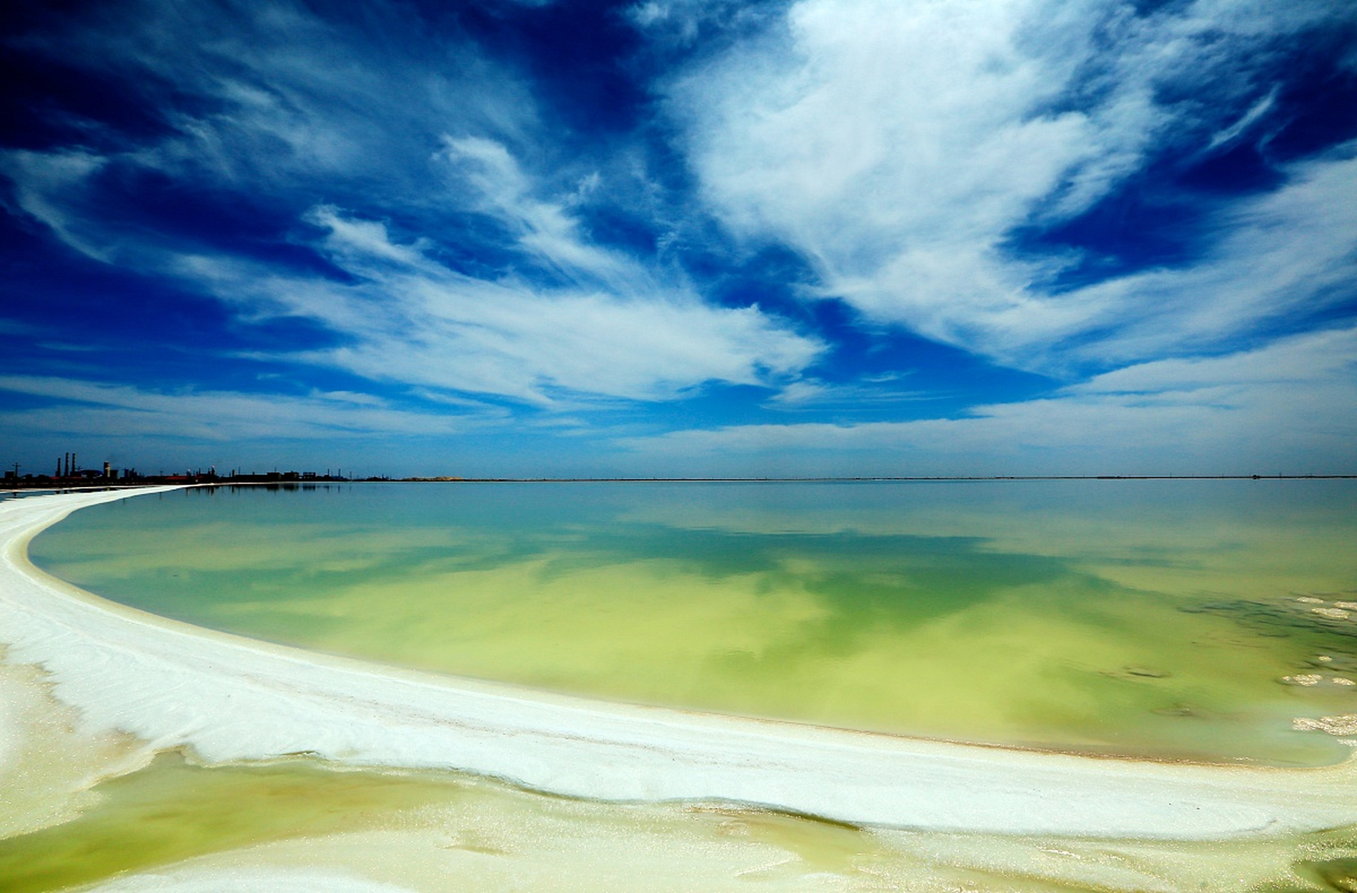 察尔汗盐湖,世界第二大盐湖,距青海格尔木约六十公里