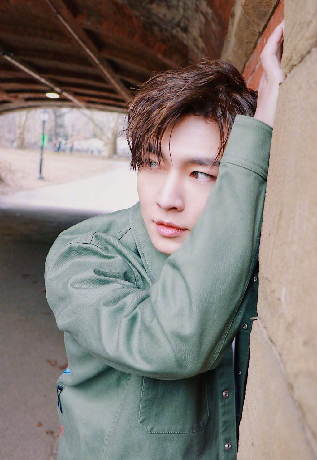 34岁炎亚纶早春穿搭出炉!三层次上衣配牛仔裤,又酷又盐的少年风