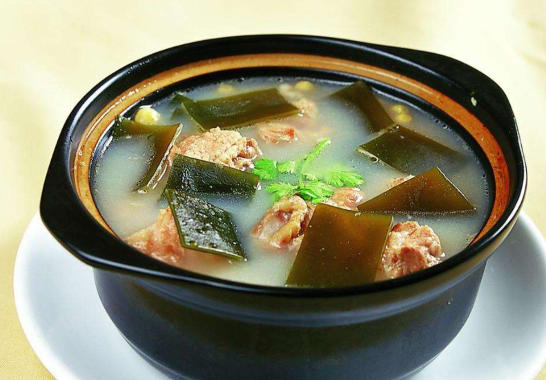 "海带结大骨汤"这道菜非常的好吃,而且在家非常的简单!