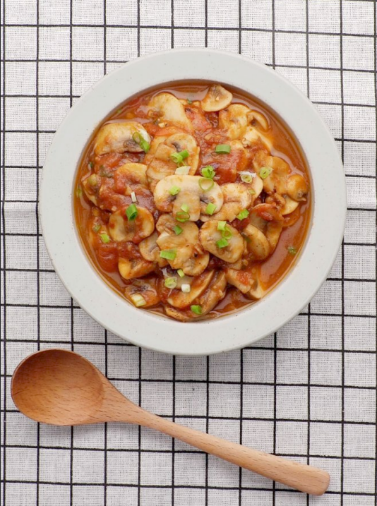 西红柿烩口蘑 食材:口蘑200g,西红柿1个,蒜头2瓣,食盐,白砂糖,黑胡椒