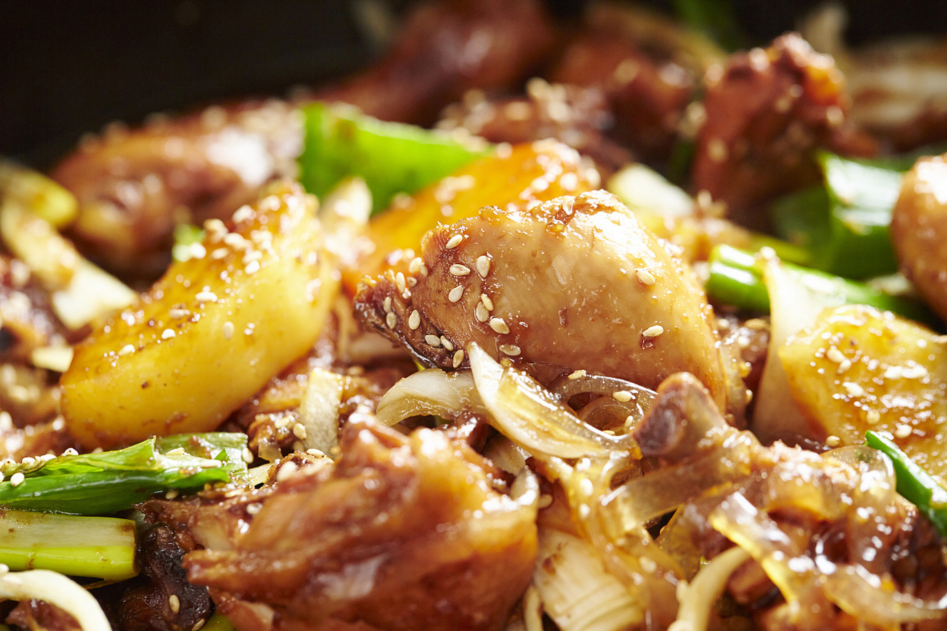 柠檬鸭是广西南宁武鸣一带的特色菜肴,南宁的城市边缘有一个叫"界牌"