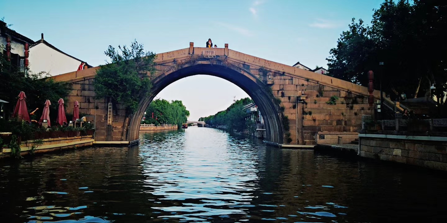 乘坐游船游览无锡清名桥古运河景区,江南水乡风情尽收眼底