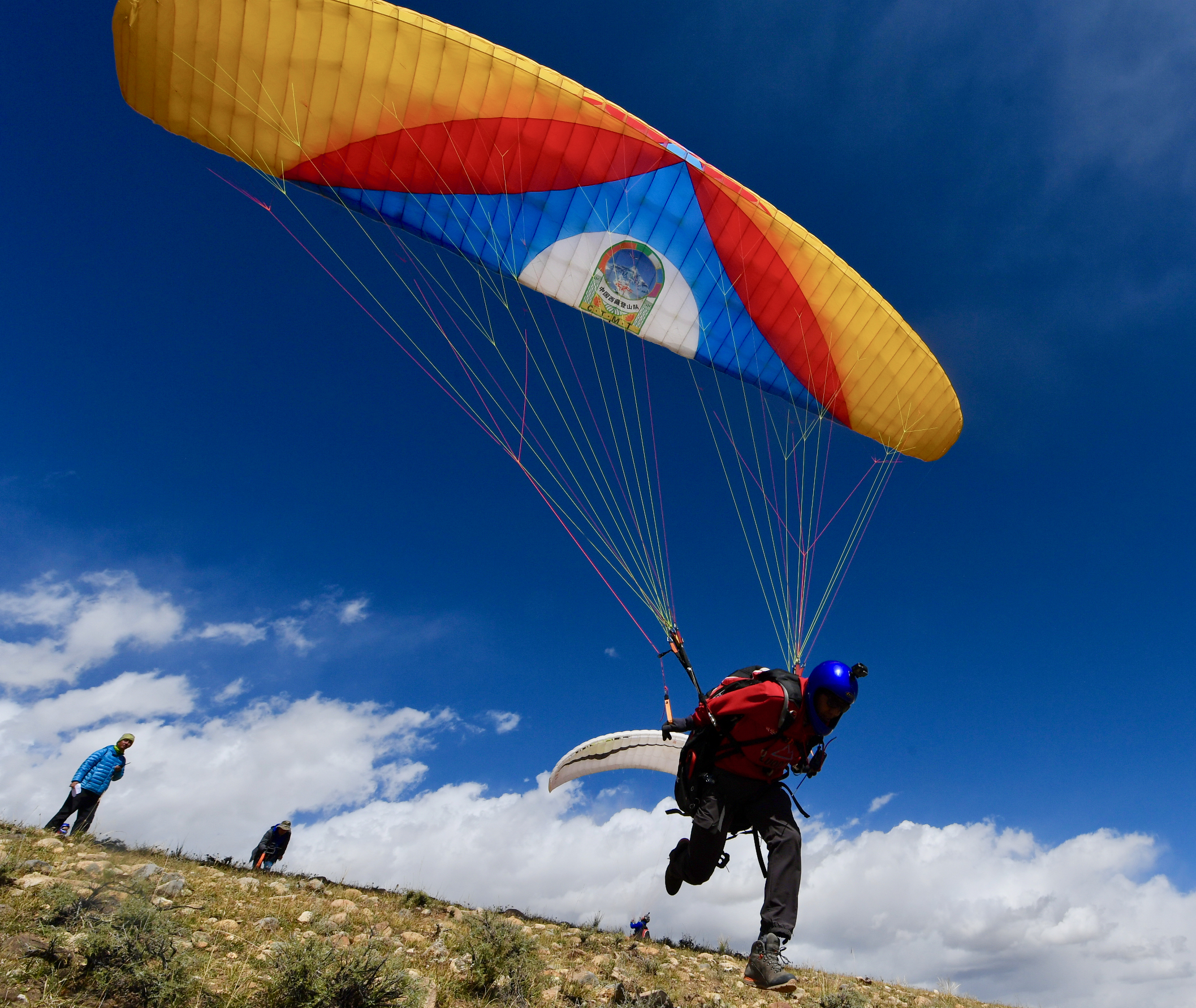 西藏首次举行滑翔伞定点表演赛