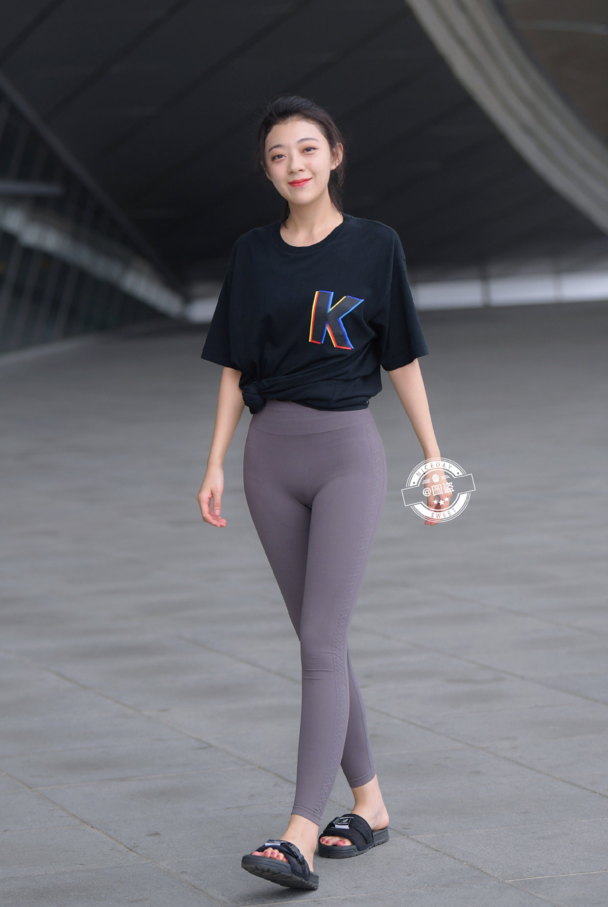 户外练瑜伽的小姐姐