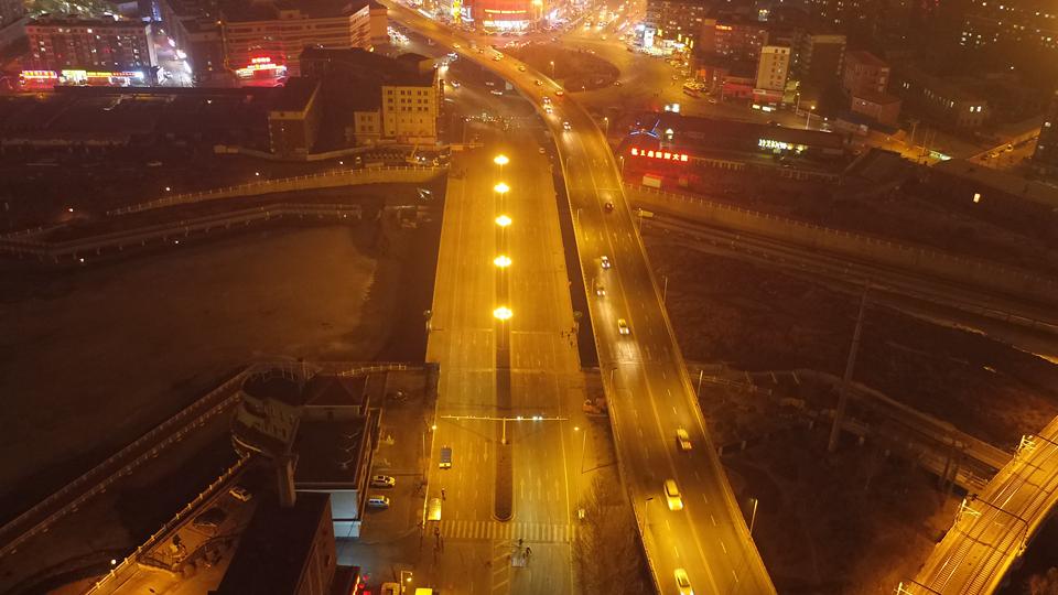 长春东大桥正式封闭 市民赶来合影留念