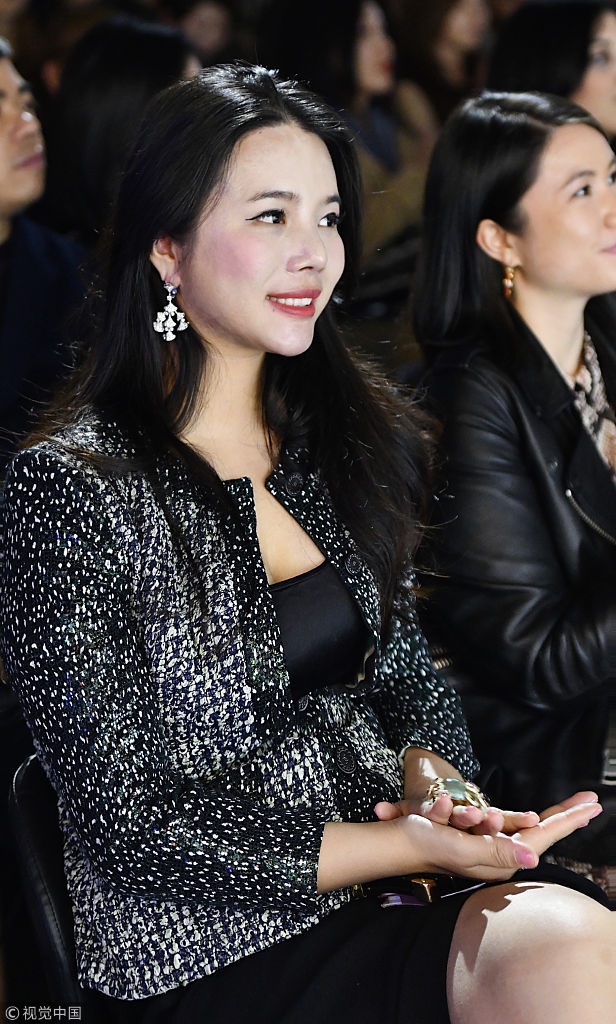 余晚晚波浪长发优雅亮相上海时装周 陈冠希任时装评委