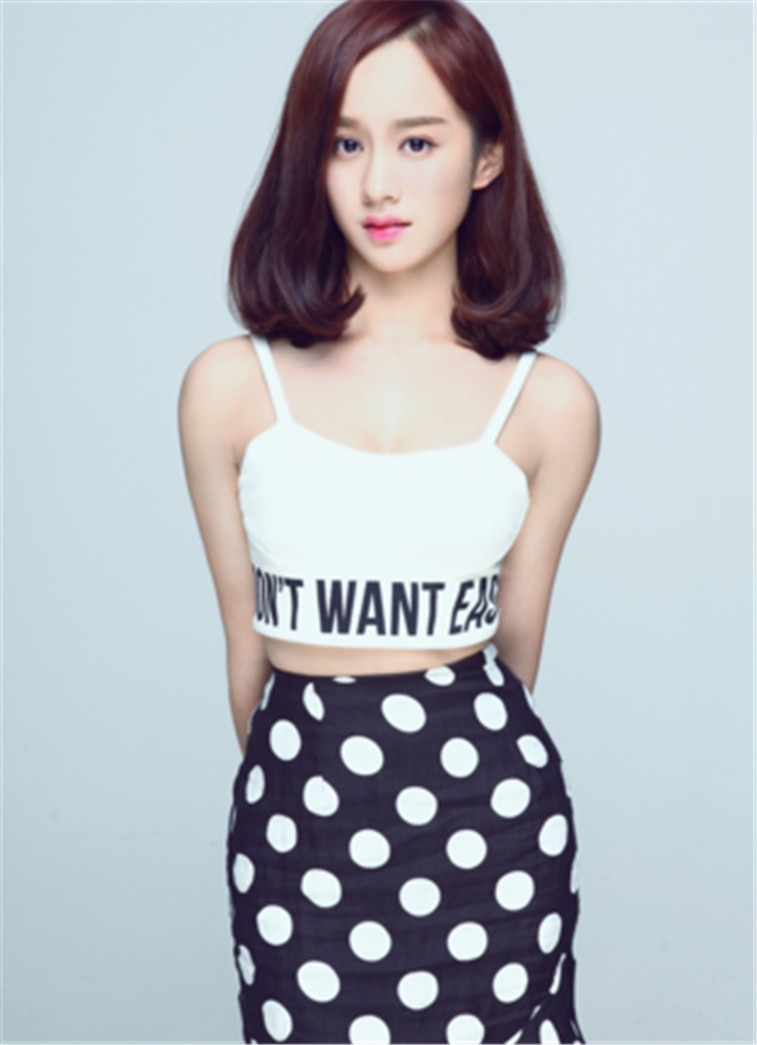 她在《微微一笑很倾城》里是"雷神妮妮",在现实中如此清新性感