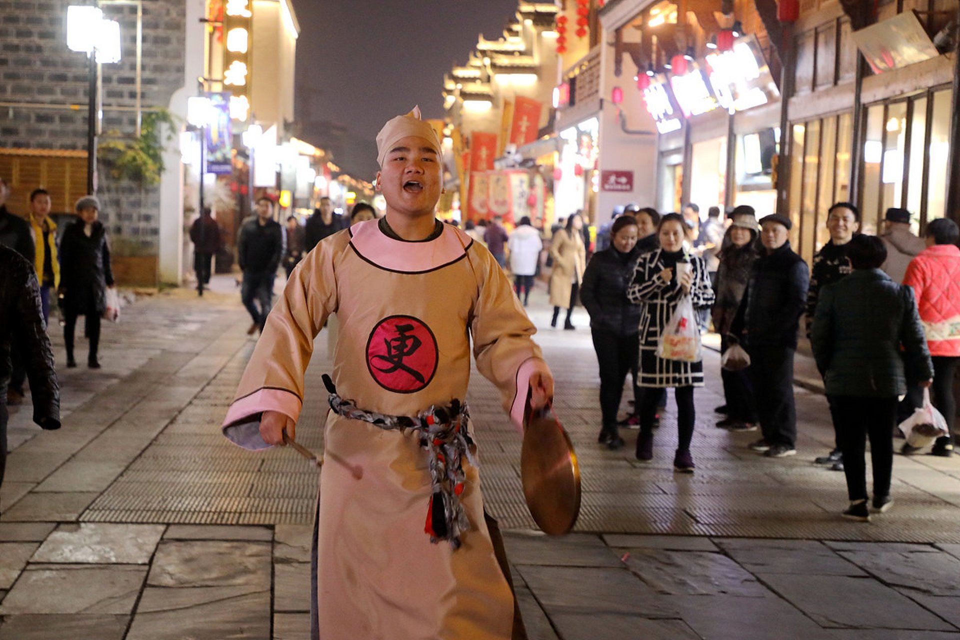 那么问题来了,为什么古代城市深夜要打更呢?