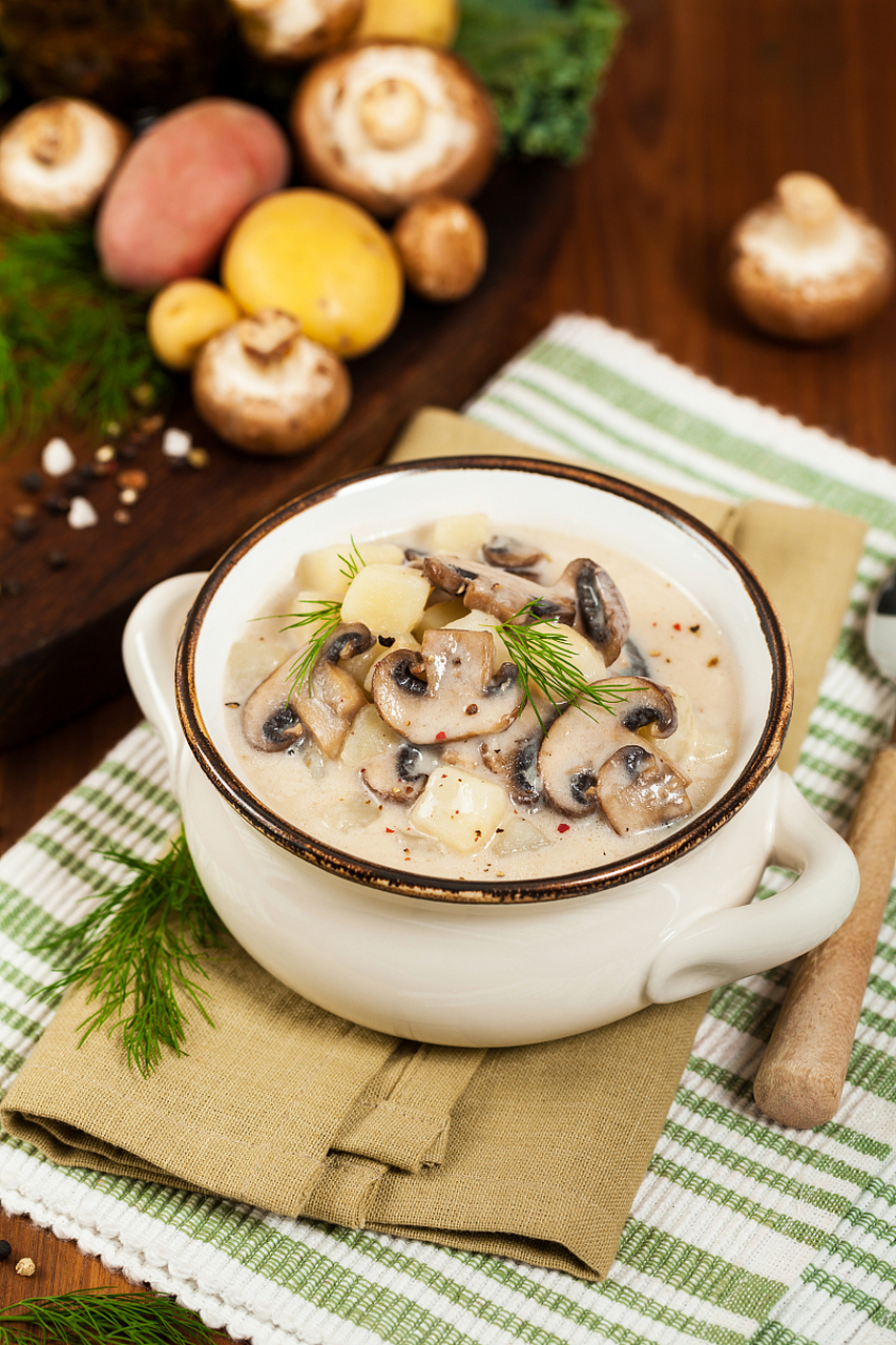 汤品是"云南松茸炖大响螺",这个是对粤菜的主动性融合,也是对京菜新